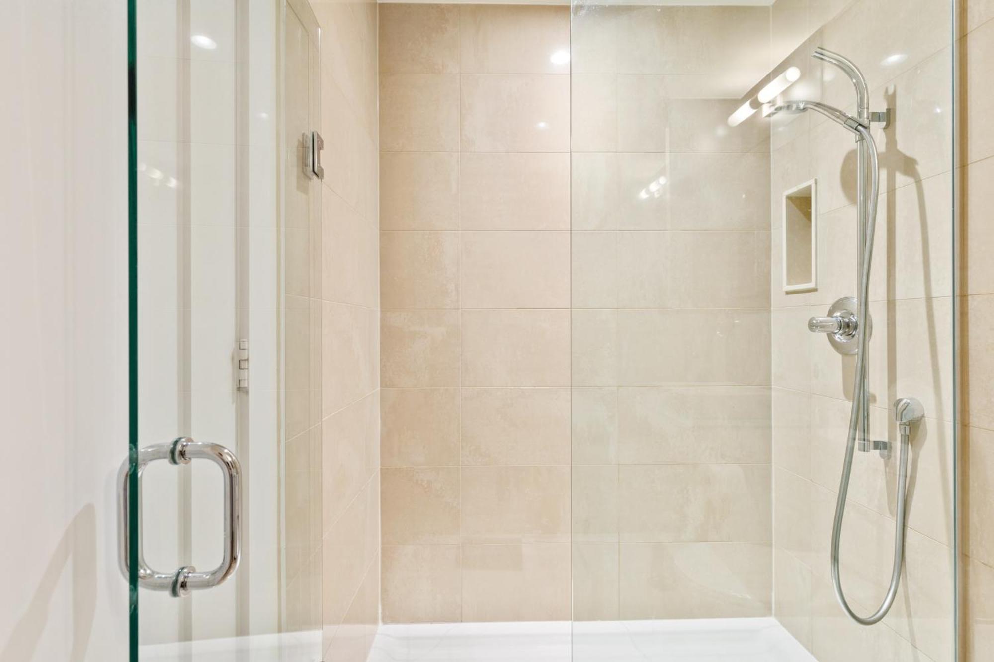 Views And Rogers Centre - 4beds - Free Parking Apartment Toronto